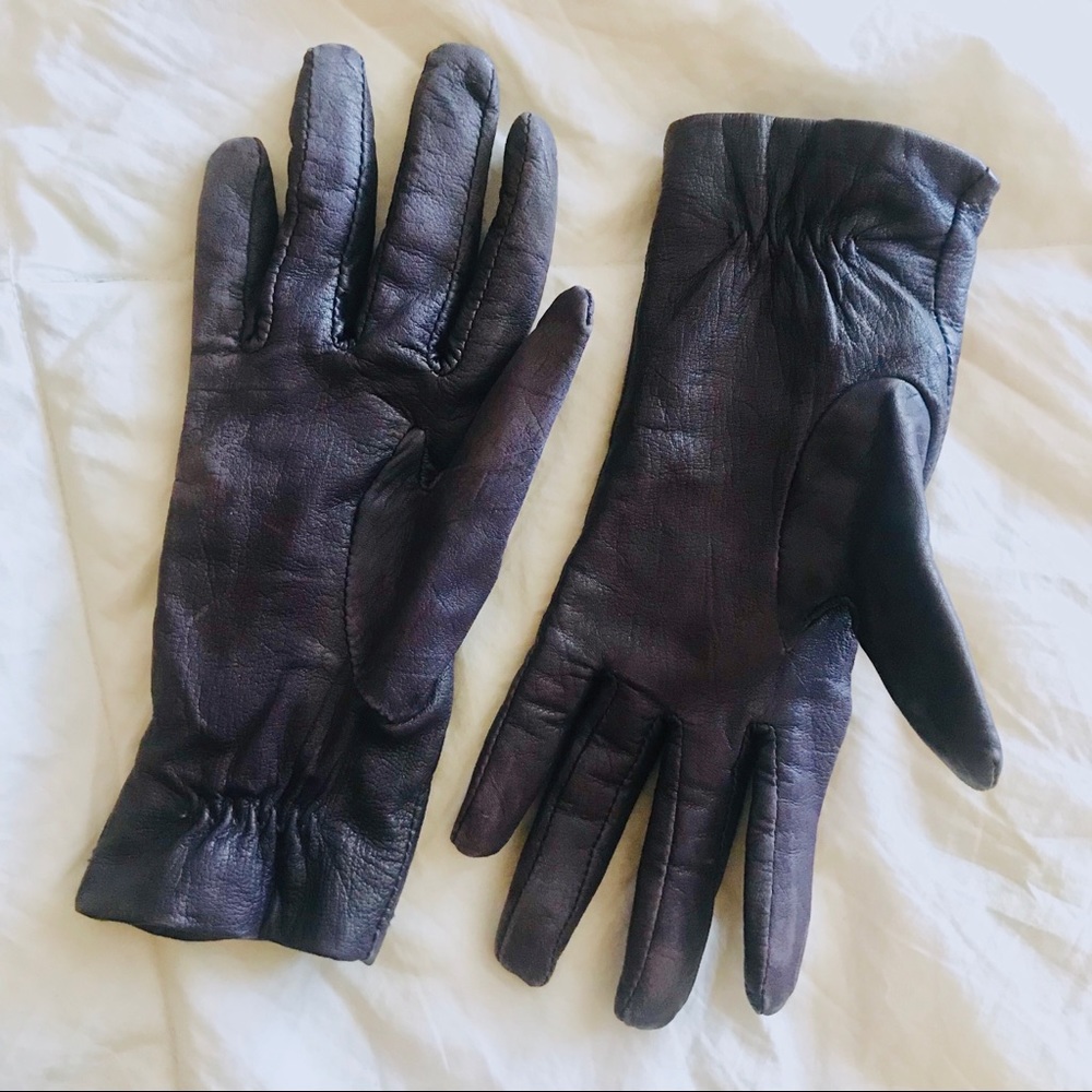 Plum leather gloves